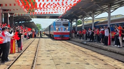 Da Nang begrüßt und verabschiedet am 30. April Tausende Passagiere des Thong Nhat-Zuges.