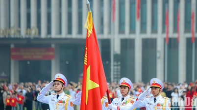 Cérémonie sacrée de lever du drapeau lors des événements marquants de la patrie le jour de la réunification