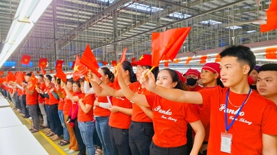 Un mar de banderas rojas en una empresa coreana en el corazón de Quang Nam