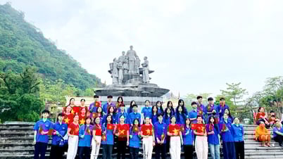 ប្រជាជនបានទស្សនាការផ្សាយបន្តផ្ទាល់ ក្បួនដង្ហែ និងដង្ហែរក្បួនដើម្បីអបអរសាទរខួបលើកទី 50 នៃទិវារំដោះភាគខាងត្បូង និងទិវាបង្រួបបង្រួមជាតិ។