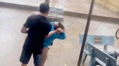 Triệu tập nam phụ huynh xông vào lớp học túm tóc, đánh vào đầu cô giáo
