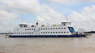 Mobilizing 33 large-capacity ferries to transport passengers and vehicles across the river on the occasion of April 30 - May 1