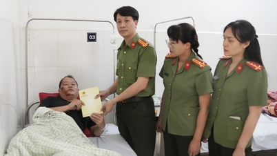 Provincial Police leaders visit officers injured on duty - Cao Bang Electronic Newspaper