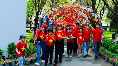 Buu Long tourist area makes 50kg banana cake to treat tourists