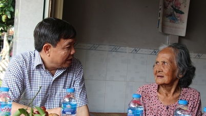 Standing Deputy Secretary of the Provincial Party Committee Phan Van Thang visited and presented gifts to people with revolutionary contributions and relatives of martyrs.