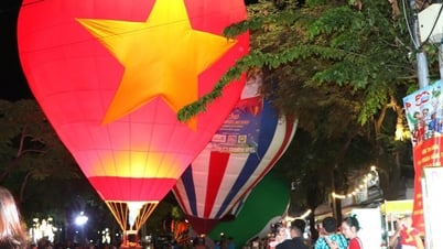 Funkelnde Heißluftballonlaternen auf dem Dong Nai-Fluss, Dong Nai Heißluftballonfestival stellt einen Rekord auf