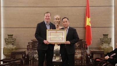 Trao Kỷ niệm chương "Vì sự nghiệp văn hoá, thể thao và du lịch" cho GS. David Joseph Pierce