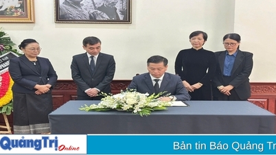 Đoàn đại biểu tỉnh Quảng Trị viếng nguyên Chủ tịch nước CHDCND Lào Khamtay Siphandone