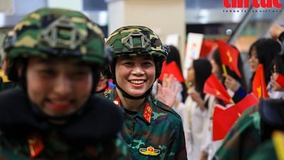 Lực lượng diễu binh Bộ Quốc phòng hành quân vào Nam bằng tàu hỏa