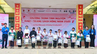 Geschenke an benachteiligte Schüler in der Gemeinde Ngan Thuy (Le Thuy) verteilen