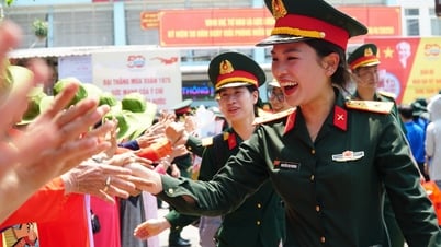 Những nụ cười tươi đón đoàn diễu binh, diễu hành vào miền Nam