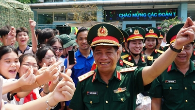 Thượng tướng Nguyễn Văn Nghĩa 'bắn tim' khiến học sinh thích thú
