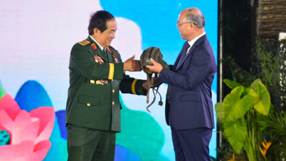 ឧត្តមសេនីយ៍ឯក ប្រគល់វត្ថុអនុស្សាវរីយ៍ពីសមរភូមិ Buon Ma Thuot កាលពី៥០ឆ្នាំមុន