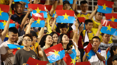 ទង់ជាតិនៃរណសិរ្សរំដោះជាតិវៀតណាមខាងត្បូងបានគ្របលើទីលានកីឡដ្ឋាន Thong Nhat ។