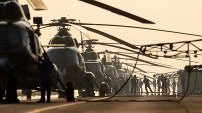 10 Trainingshubschrauber fliegen, um die Parteiflagge und die Nationalflagge am Himmel von Bien Hoa zu hissen