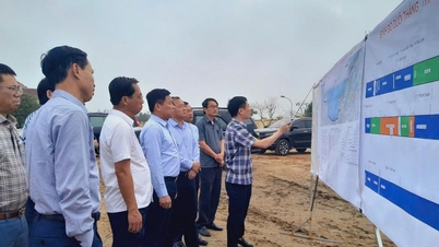 Phó Chủ tịch UBND tỉnh Hoàng Phú Hiền kiểm tra tiến độ đường ven biển