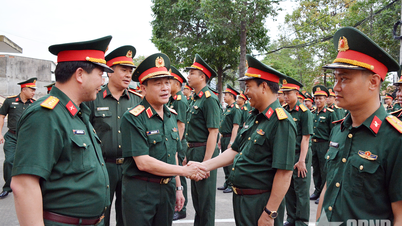 Le lieutenant-général Truong Thien To a assigné des tâches au groupe de cérémonie militaire