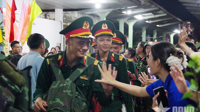 Reluctantly seeing off the troops participating in the parade, marching to the North