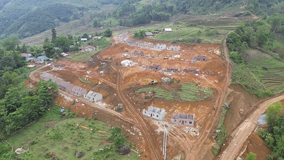 [Photo] Soldiers and workers help people build houses