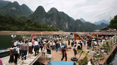 Quynh Nhai is crowded with tourists during the holidays