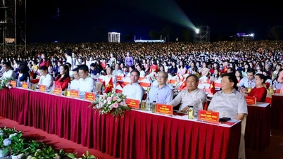El miembro del Politburó, Nguyen Xuan Thang, asiste al Carnaval de Ha Long 2025.
