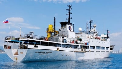 30人の科学者が船「アカデミー会員オパーリン」に乗って東海を調査