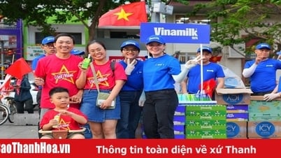 ผลิตภัณฑ์ Vinamilk กว่า 150,000 ชิ้นสนับสนุนกองกำลังและผู้คนที่มาร่วมงานฉลองวันที่ 30 เมษายน