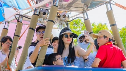 Tourists experience hot air ballooning in Buon Don