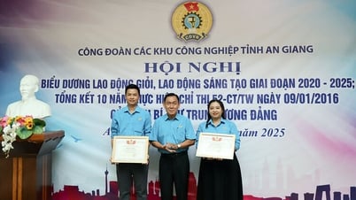 도 산업단지 노동조합은 우수하고 창의적인 근로자들을 표창합니다.