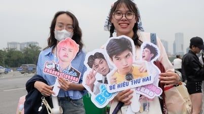 Hàng nghìn người trẻ đổ về sân Mỹ Đình 'đu' Anh trai say hi đêm cuối