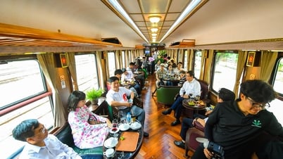 ハイズオン駅に停車中の「レッド・フランボヤント」列車のクローズアップ
