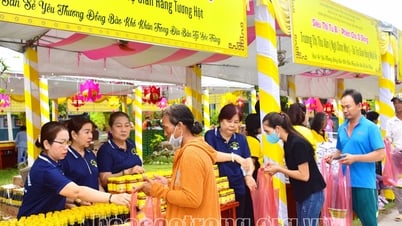 Tặng 1.000 phần quà cho hộ có hoàn cảnh khó khăn nhân Đại lễ Phật đản