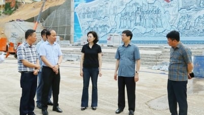 부꾸옛띠엔 동지께서 하롱시의 주요 프로젝트를 시찰하셨습니다.