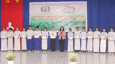 Trao học bổng cho học sinh có hoàn cảnh khó khăn trên địa bàn huyện Giồng Trôm