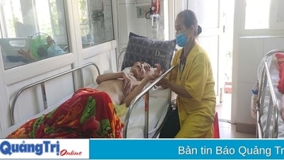 បងស្រី​ចាស់​មើលថែ​ប្អូនប្រុស​ដែល​ឆ្លង​ជាតិ​ពណ៌​ទឹកក្រូច