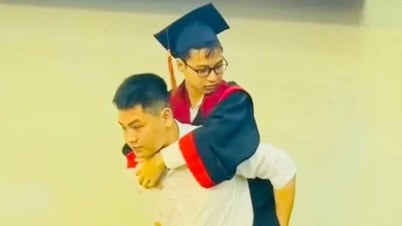 Nam sinh "10 năm cõng bạn" vượt gần 100km cõng bạn lên sân khấu nhận bằng
