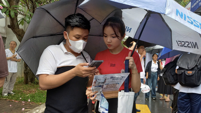 Les étudiants d'Ho Chi Minh-Ville bravent la pluie pour postuler à des emplois