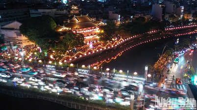 [Photo] Ho Chi Minh City: Many people release flower lanterns to celebrate Buddha's Birthday