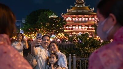 Hàng nghìn người dân, phật tử đổ về chùa Pháp Hoa thả hoa đăng mừng lễ Phật đản