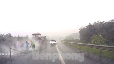 Repavimentar la carretera en construcción que de repente quedó atrapada por la lluvia
