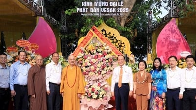 El presidente del Consejo Popular de Hanoi, Nguyen Ngoc Tuan, felicita al Consejo de la Sangha Budista de Vietnam.