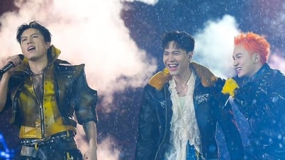 30 Drunk brothers perform in the pouring rain at My Dinh Stadium