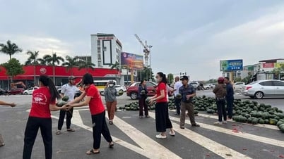 Xe tải gặp nạn, tài xế bị thương, dưa đổ ra đường được người dân 'giải cứu'