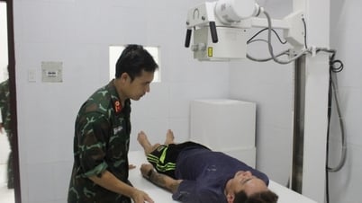 Song Tu Tay Island Infirmary treats Binh Thuan fisherman suffering from decompression sickness while diving