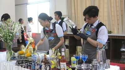 មហាវិទ្យាល័យទេសចរណ៍ Nha Trang រៀបចំទិវាប្រឹក្សាយោបល់ចូលរៀន និងការប្រកួតប្រជែងស្រាក្រឡុកច្នៃប្រឌិត