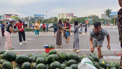 อุบัติเหตุรถบรรทุกแตงโม ชาวบ้านร่วมใจ “กู้ภัย”