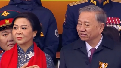 General Secretary To Lam and his wife attend the parade at Red Square.