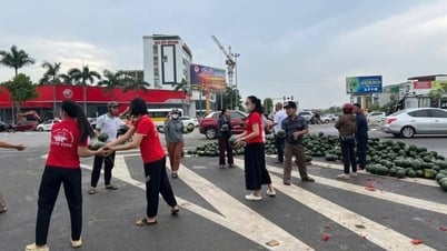 사고 후 수박이 거리에 쏟아져 사람들이 모여 수박을 치우고 운전자를 위해 물건을 샀다 - 랑손 신문, 라디오, 텔레비전