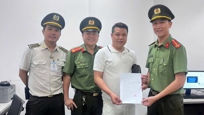 Hỗ trợ khách đi máy bay tìm lại túi xách thất lạc