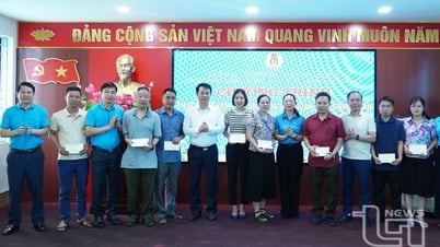 Tặng quà đoàn viên có hoàn cảnh khó khăn
